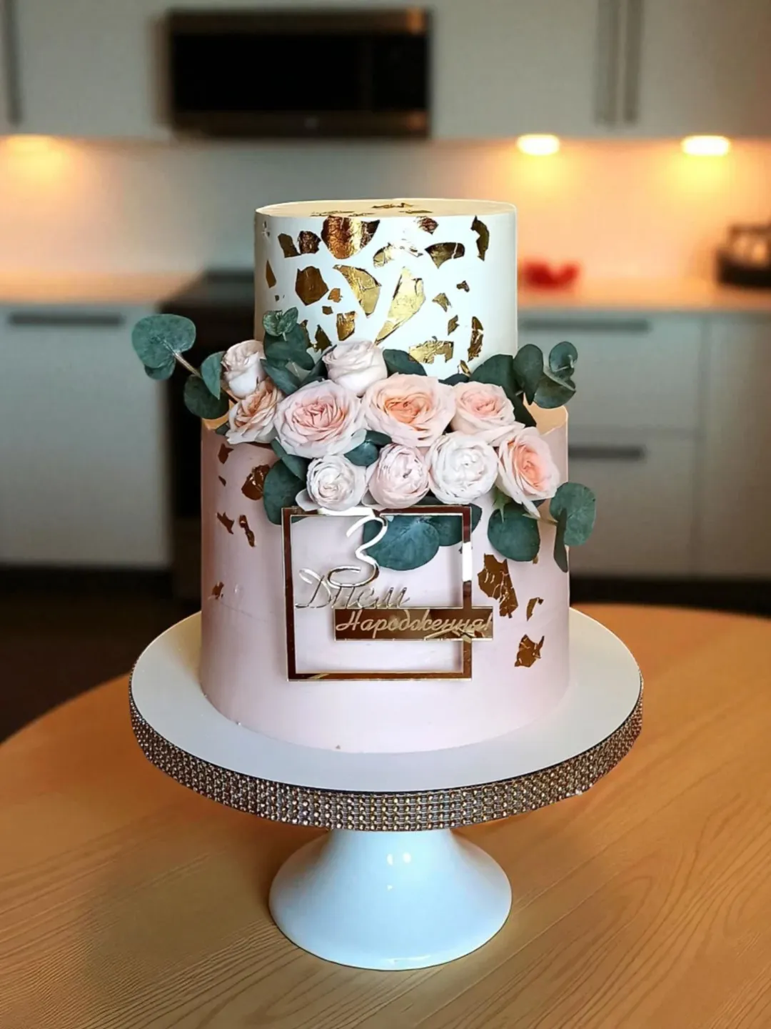 Жіночий торт Кривий Ріг, торт для жінки, торт на замовлення.