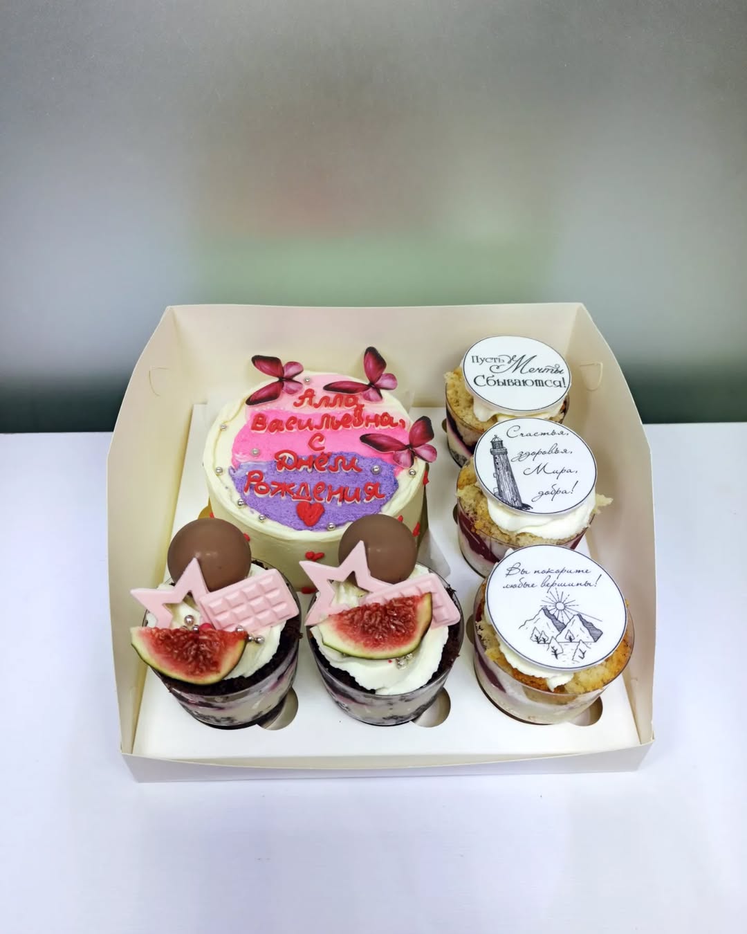 Набори десертів Кривий Ріг, бенто торт і трайфли, бенто торт і капкейки.