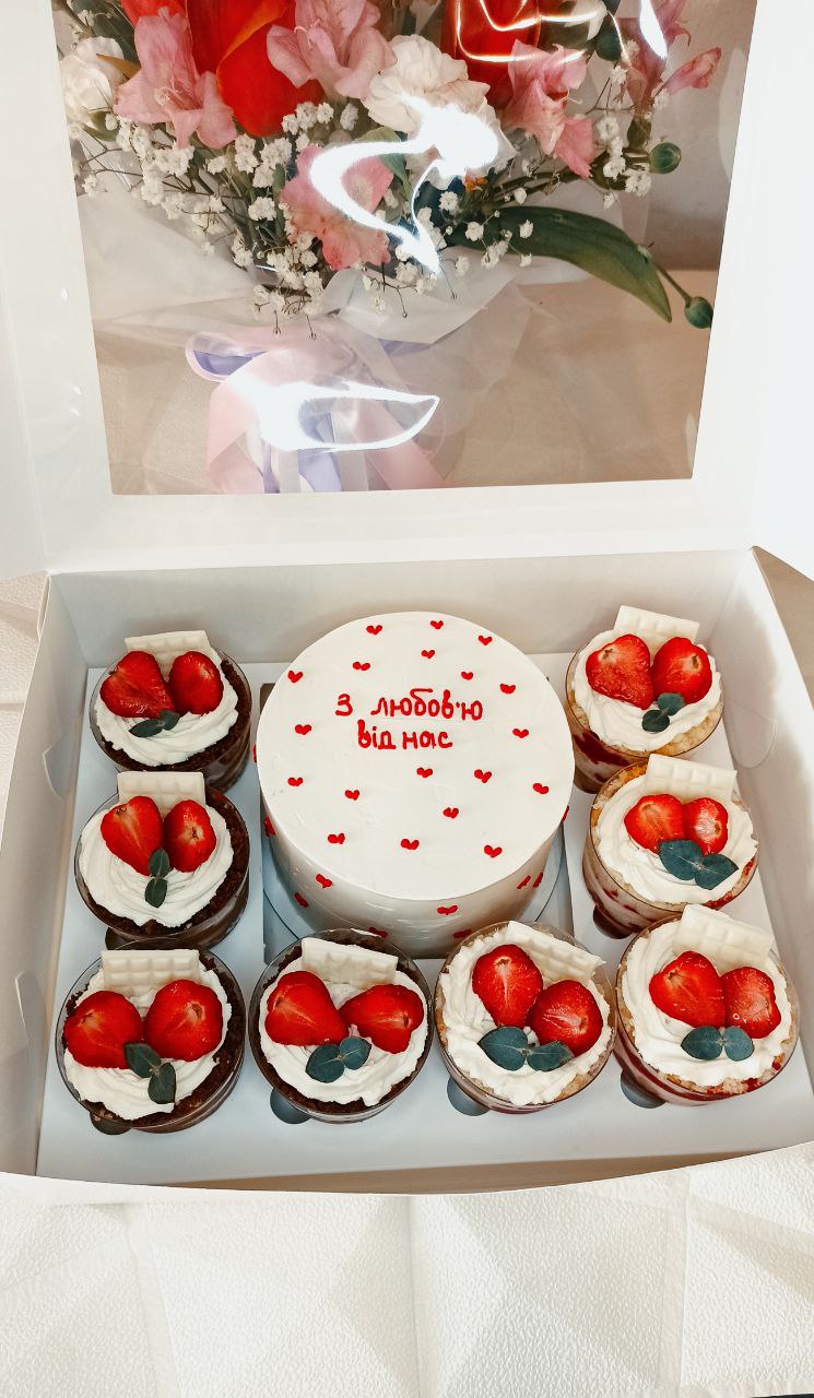 Набори десертів Кривий Ріг, бенто торт і трайфли, бенто торт і капкейки.